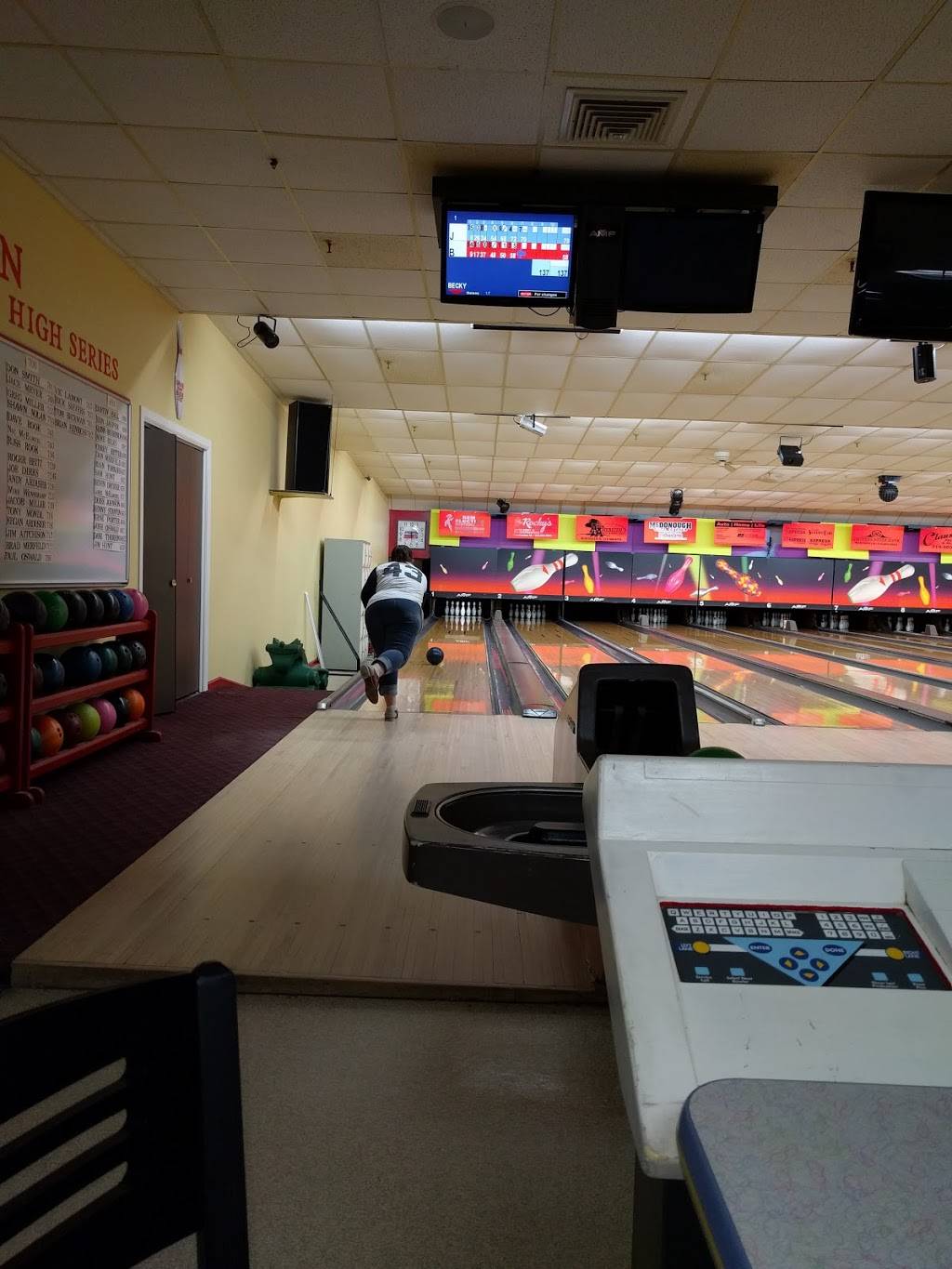 Legacy Lanes | night club | 901 N Birch St, Monticello, IA 52310, USA | 3194655077 OR +1 319-465-5077