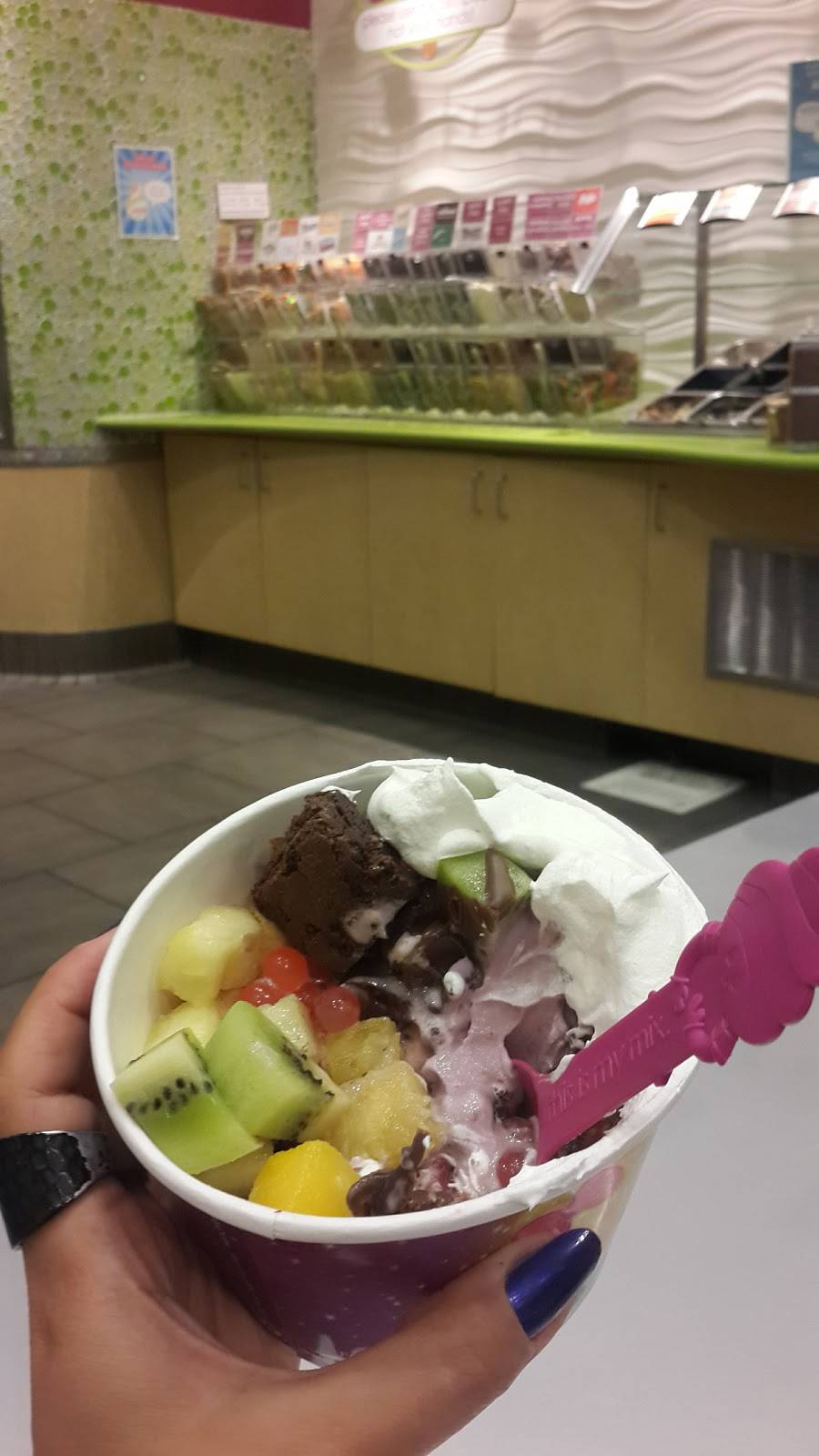 Menchies Frozen Yogurt | bakery | 20968 Ventura Blvd, Woodland Hills, CA 91364, USA | 8188871777 OR +1 818-887-1777