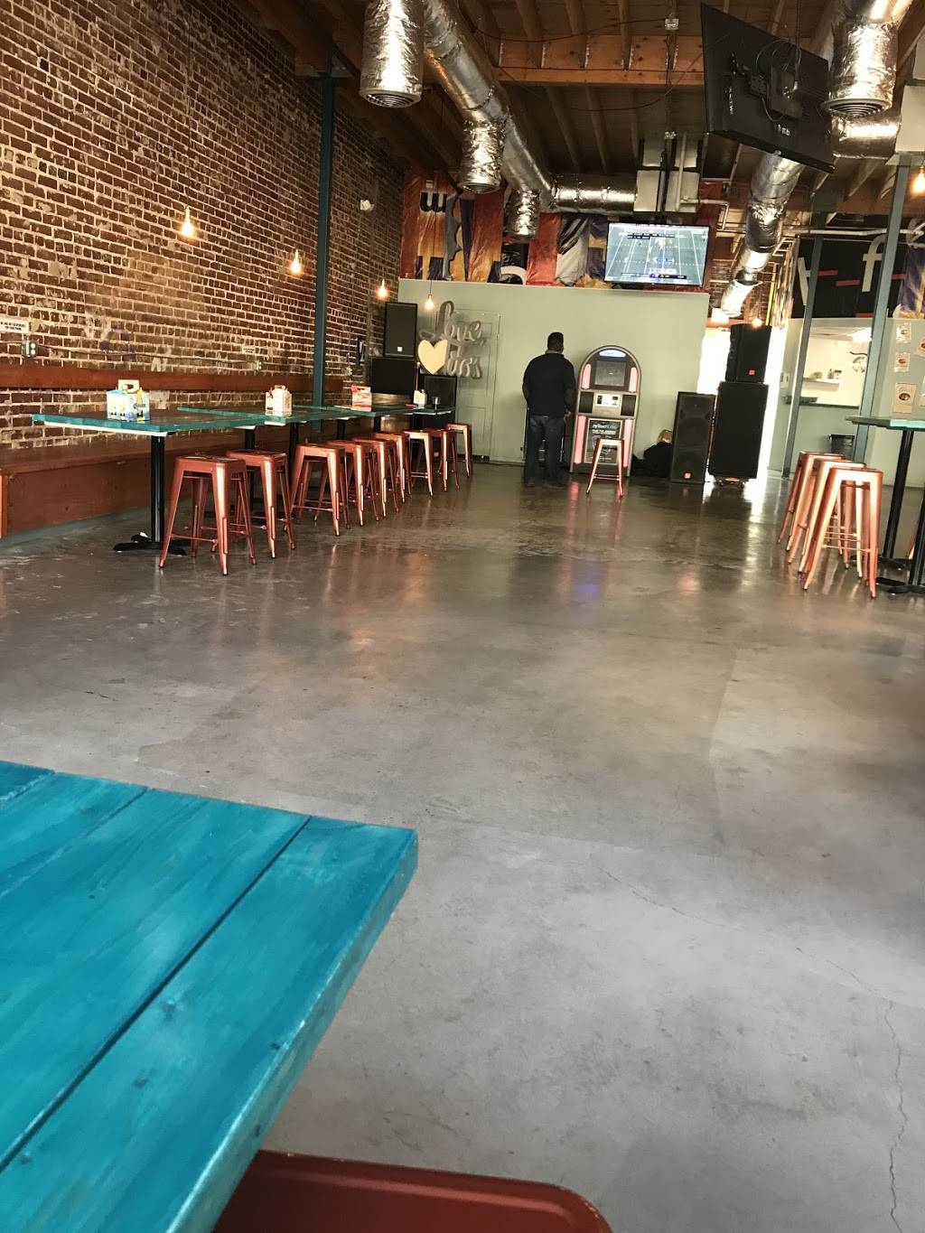 The Doghouzz | restaurant | 1349 Autumn Ave, Memphis, TN 38104, USA | 9012077770 OR +1 901-207-7770