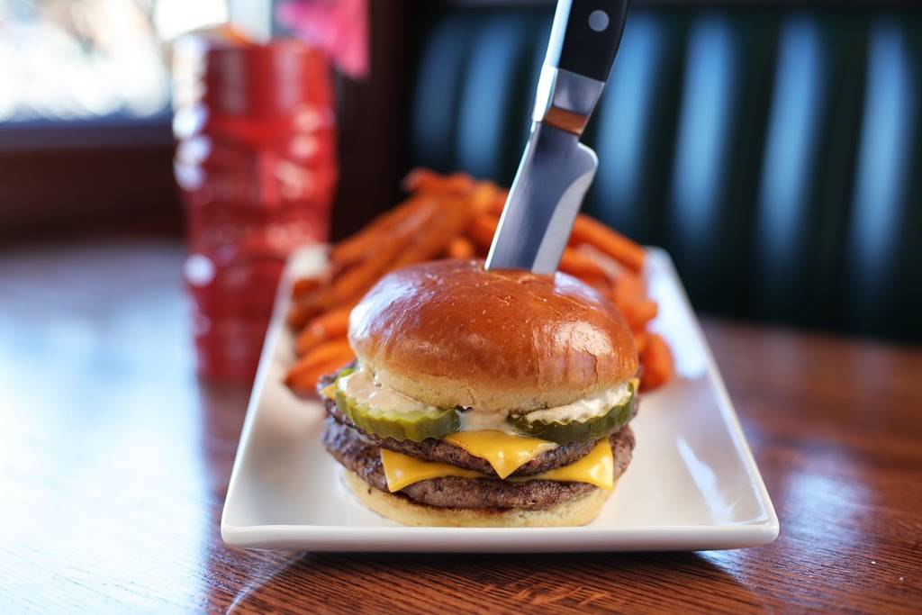 Grindstone Charleys | restaurant | 5822 Crawfordsville Rd, Indianapolis, IN 46224, USA | 3174811870 OR +1 317-481-1870