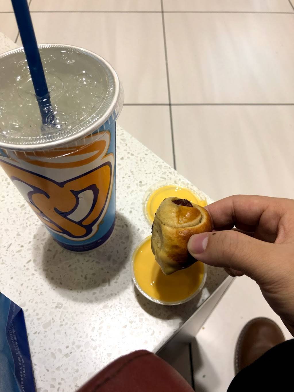 Auntie Annes | cafe | 5 Woodfield Mall, Schaumburg, IL 60173, USA | 8476196844 OR +1 847-619-6844