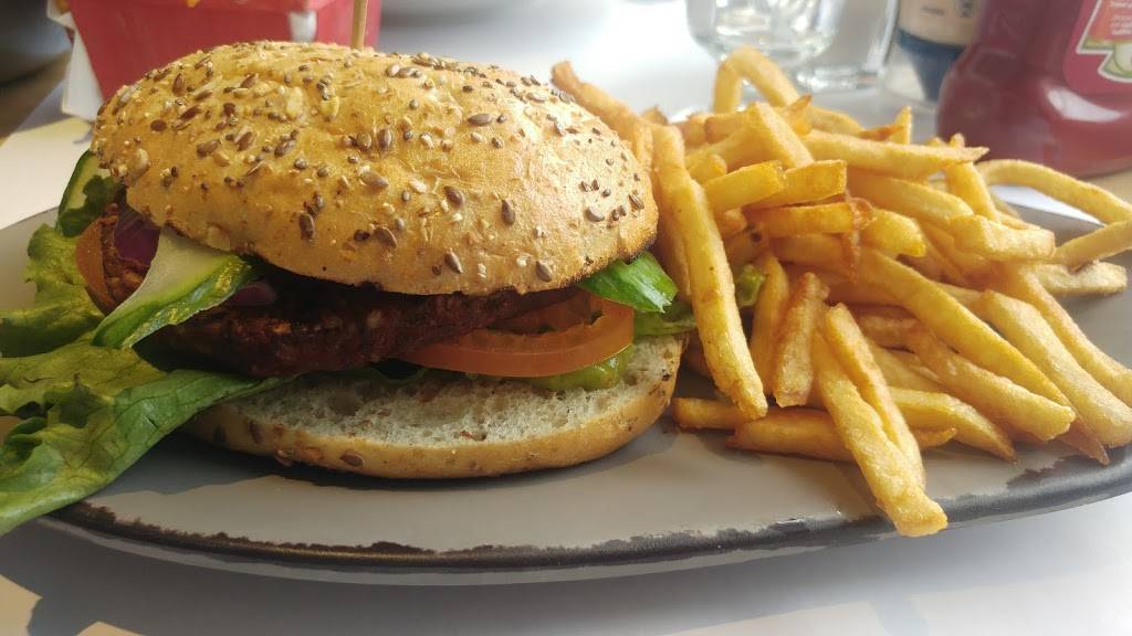 Resto de la Plage | restaurant | 4879 Chemin Royal, Saint-Jean-de-lÎle-dOrléans, QC G0A 3W0, Canada | 4188293315 OR +1 418-829-3315