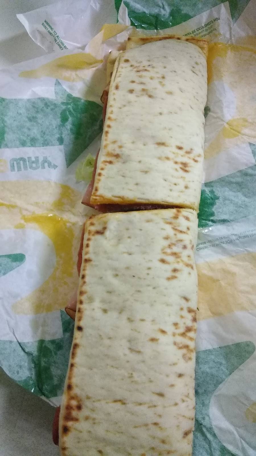 Subway Restaurants | restaurant | 2421 N Clark St, Chicago, IL 60614, USA | 7733607262 OR +1 773-360-7262