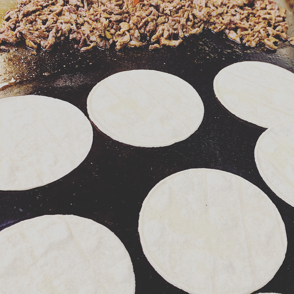 Mama Lillys | restaurant | 5512 Leavenworth Rd, Kansas City, KS 66104, USA | 9132585469 OR +1 913-258-5469