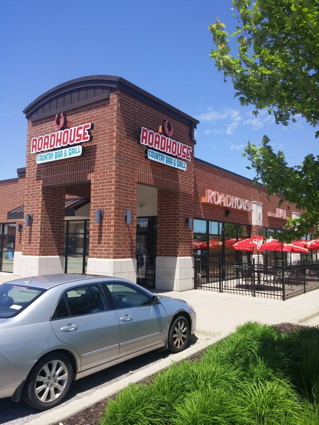 Roadhouse Country Bar & Grill | restaurant | 1901 S Bridge St, Yorkville, IL 60560, USA | 6303852571 OR +1 630-385-2571