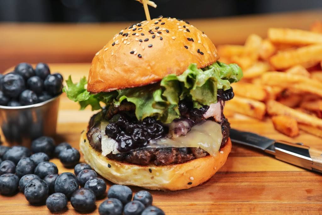 The Wilcox Gastropub | restaurant | 30 Eglinton Ave W, Mississauga, ON L5R 3E7, Canada | 9055681122 OR +1 905-568-1122