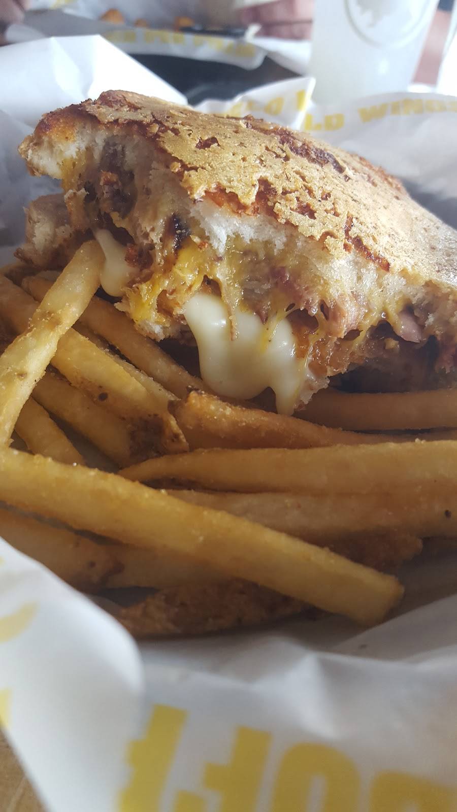 Buffalo Wild Wings | restaurant | 2555 W 75th St, Naperville, IL 60540, USA | 6303699464 OR +1 630-369-9464