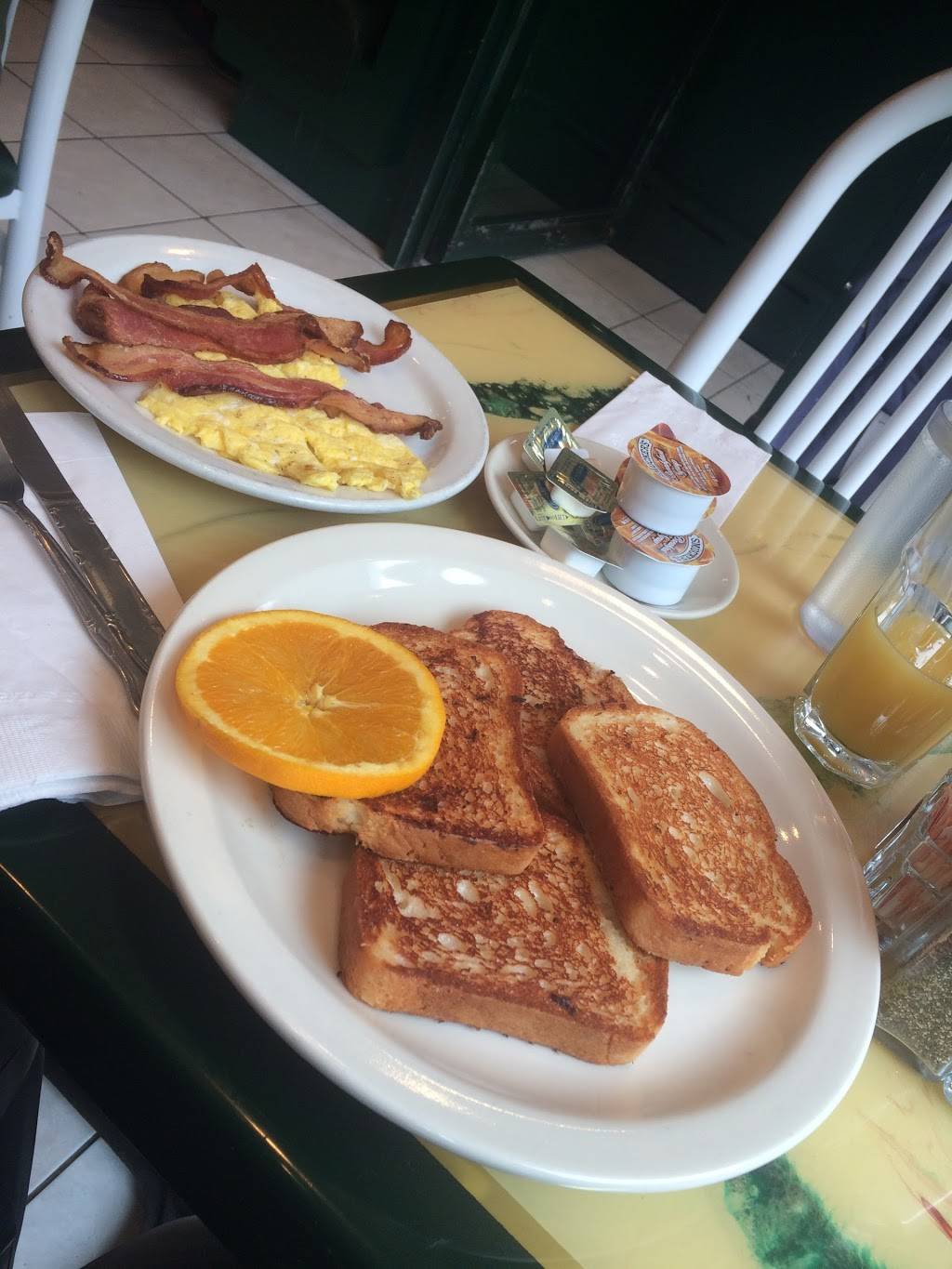 Cafe Eighty Two 82 | restaurant | 2282 Broadway, New York, NY 10024, USA | 2128758373 OR +1 212-875-8373