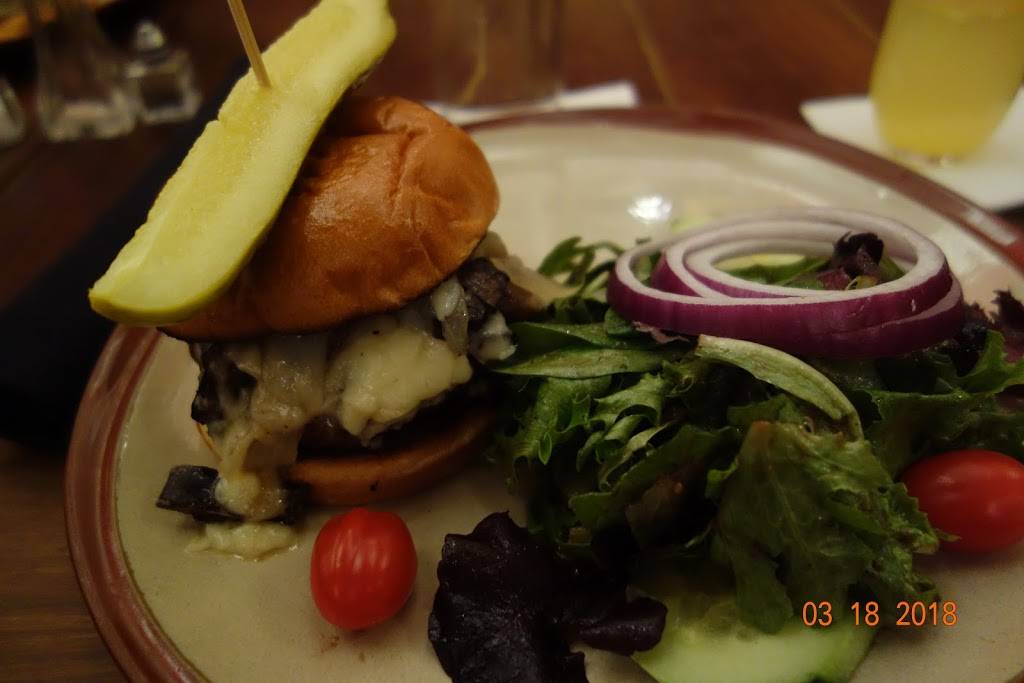 Mackies Bar & Grill | restaurant | 907 King St, Alexandria, VA 22314, USA | 7036843288 OR +1 703-684-3288