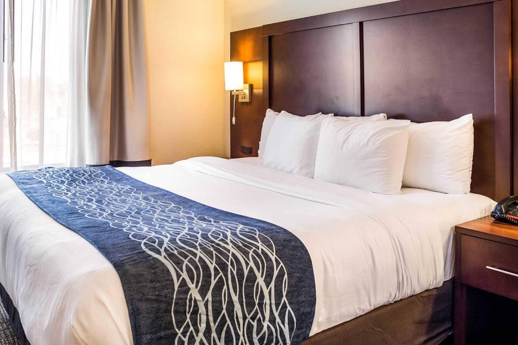 Comfort Inn & Suites | restaurant | 6115 Niagara Falls Blvd, Niagara Falls, NY 14304, USA | 7165242727 OR +1 716-524-2727