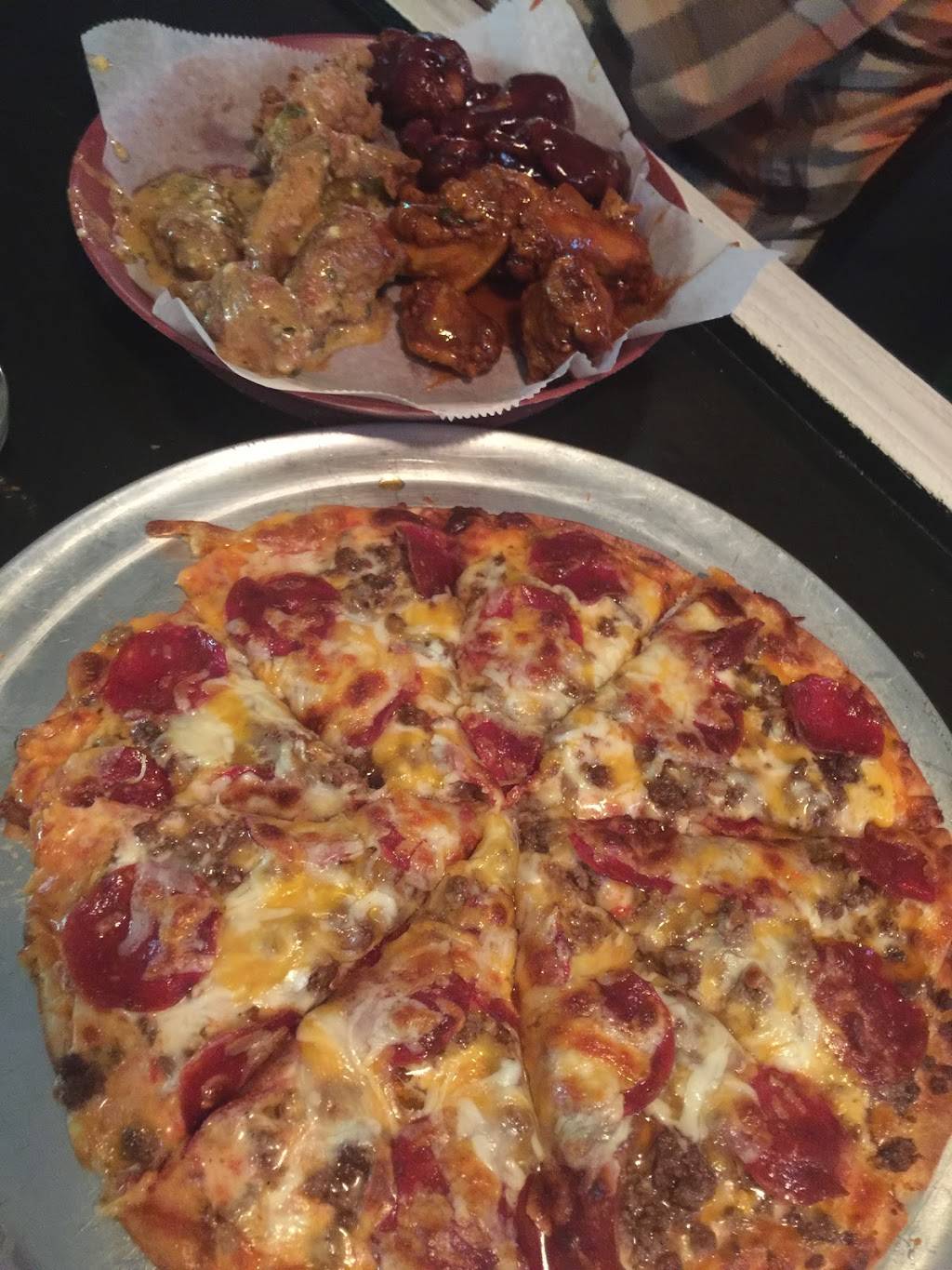 Dablitz Sports Bar and Grill | restaurant | 1318 N 9th St, East St Louis, IL 62201, USA | 6184825489 OR +1 618-482-5489