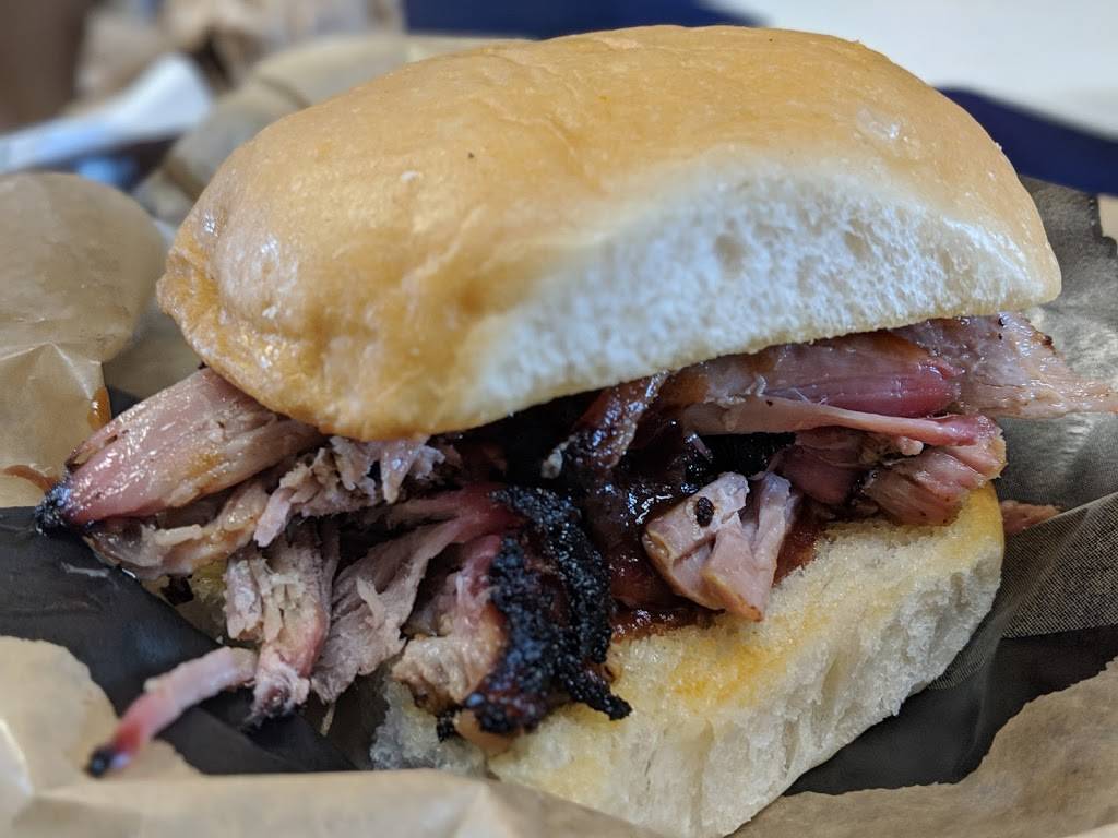 the rusty buckle bbq company | restaurant | 22664 Community Dr, New Caney, TX 77357, USA | 2813540447 OR +1 281-354-0447