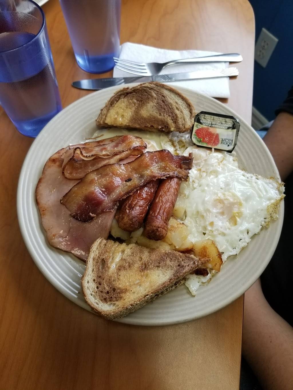 Louis Restaurant | meal takeaway | 4728 Wyandotte St E, Windsor, ON N8Y 1H7, Canada | 5199456315 OR +1 519-945-6315