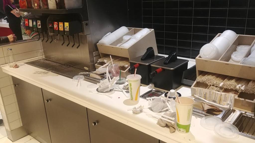 McDonalds | cafe | 5401 Boulevard des Galeries, Québec, QC G2K 1N4, Canada | 4186227351 OR +1 418-622-7351