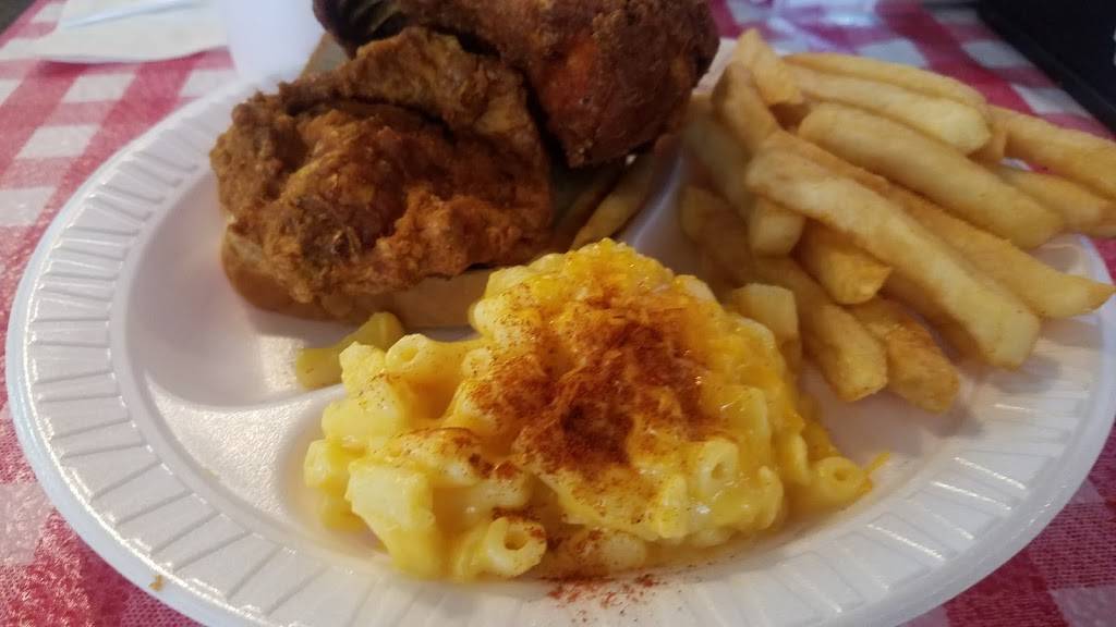 Gus’s World Famous Fried Chicken | restaurant | 1067 W Magnolia Ave, Fort Worth, TX 76104, USA | 8179274693 OR +1 817-927-4693