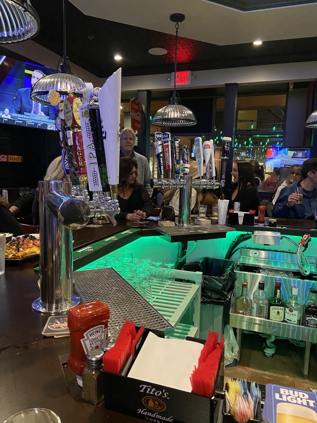 Archie Moore’s Bar & Restaurant | restaurant | 988 Main St, Branford, CT 06405, USA | 2034816100 OR +1 203-481-6100