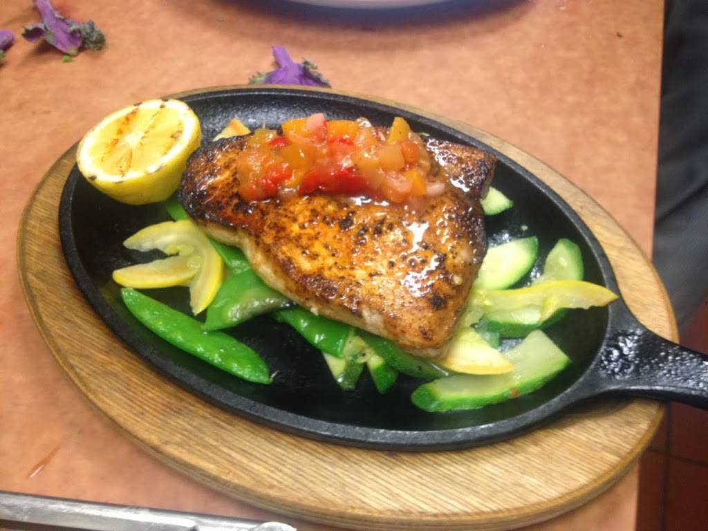 Onions Pub and Restaurant | restaurant | 255 Main St, Tilton, NH 03276, USA | 6032867774 OR +1 603-286-7774