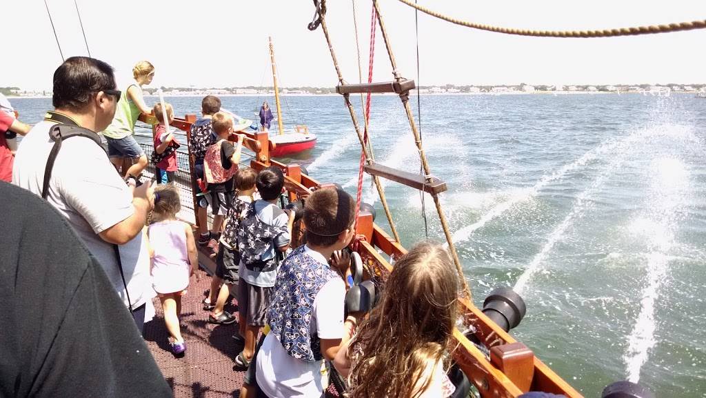 Dockside Marketplace & Marina | shopping mall | 12 Circuit Avenue Extension, Oak Bluffs, MA 02557, USA | 5086872031 OR +1 508-687-2031