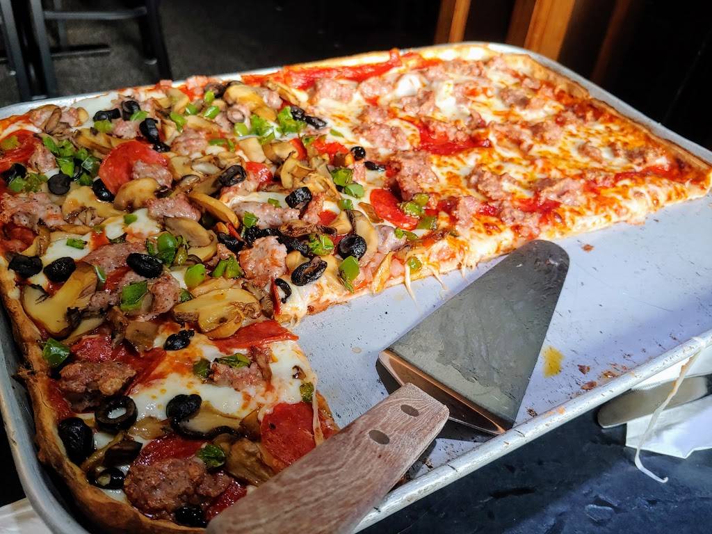 De Marinis Pizzeria | restaurant | N88W15229 Main St, Menomonee Falls, WI 53051, USA | 2622531566 OR +1 262-253-1566