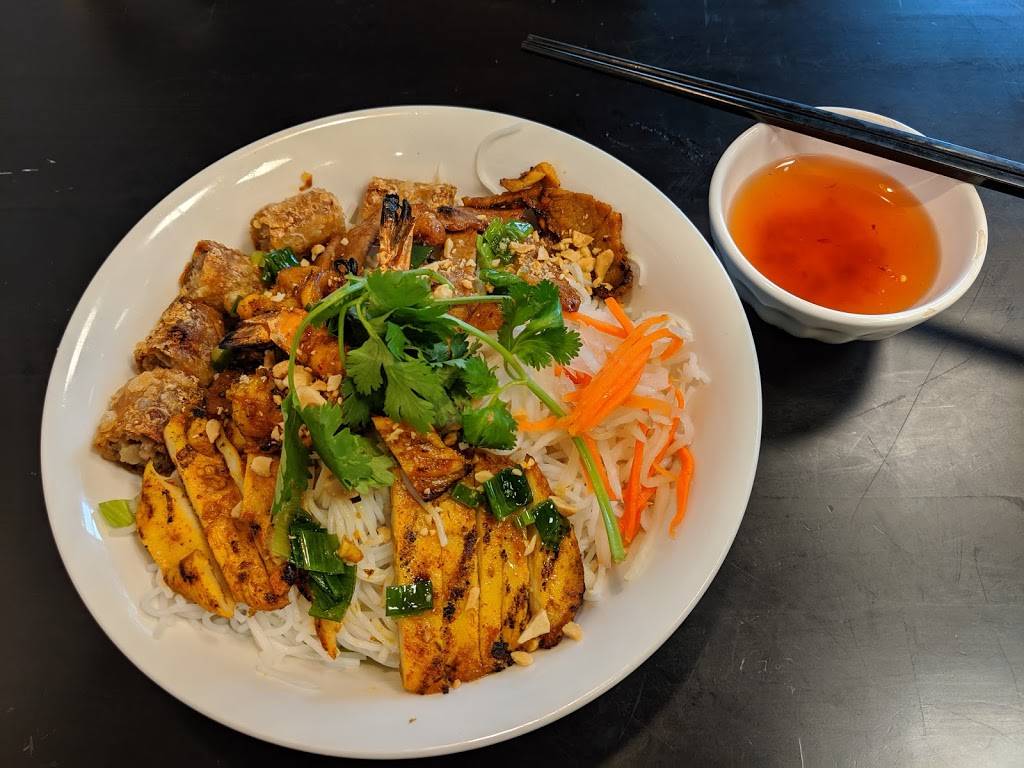 Viets Restaurant Noodles & Grill | restaurant | 7640 N Academy Blvd, Colorado Springs, CO 80920, USA | 7194652681 OR +1 719-465-2681