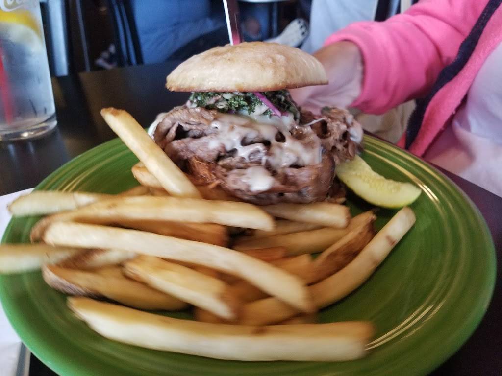 Dinghys Restaurant & Bar | restaurant | 415 Main St, Frankfort, MI 49635, USA | 2313524702 OR +1 231-352-4702