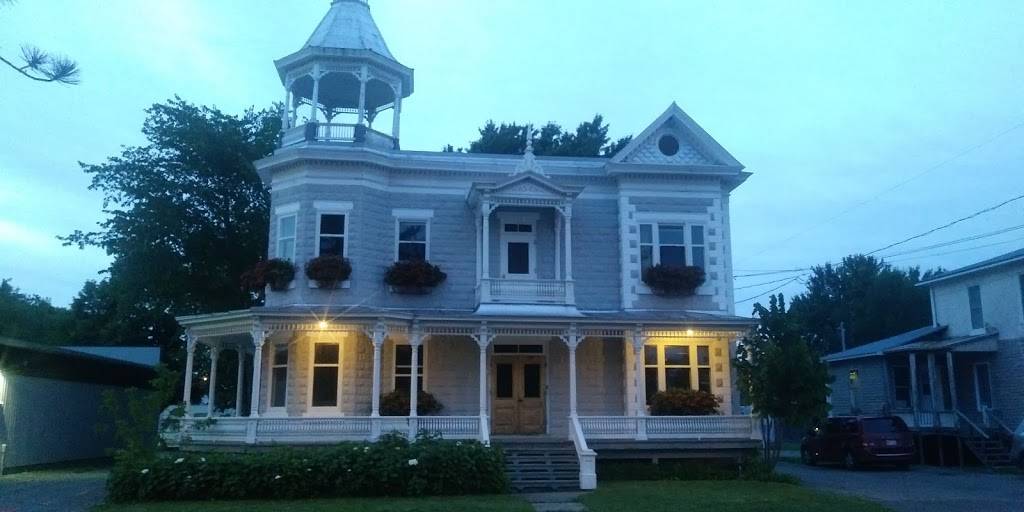 Cantine Le Pignon | restaurant | 103 Rue Béliveau, Saint-Léonard-dAston, QC J0C 1M0, Canada | 8193992116 OR +1 819-399-2116