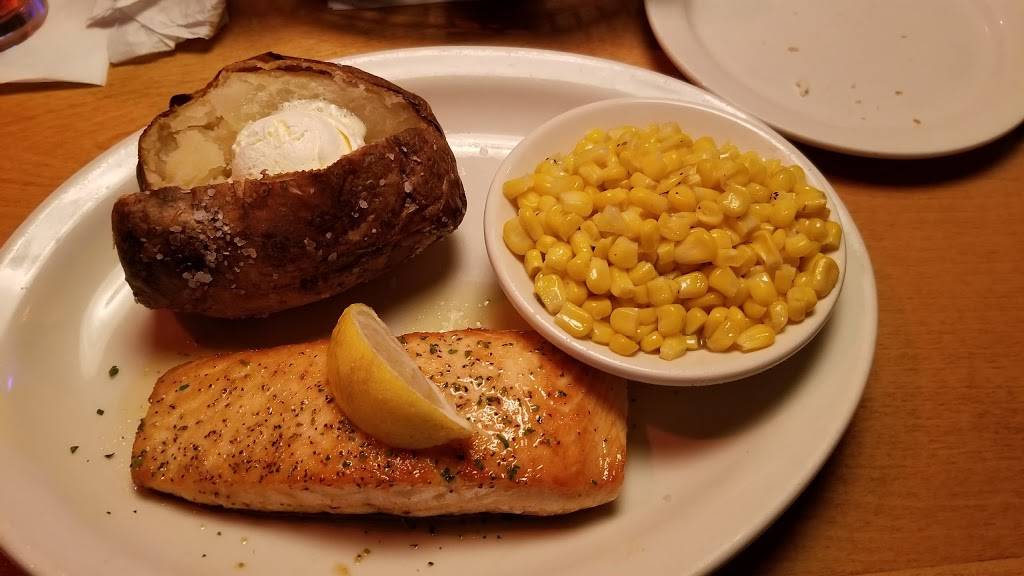 Texas Roadhouse | restaurant | 2105 NJ-35 Suite 103, Holmdel, NJ 07733, USA | 7326713749 OR +1 732-671-3749