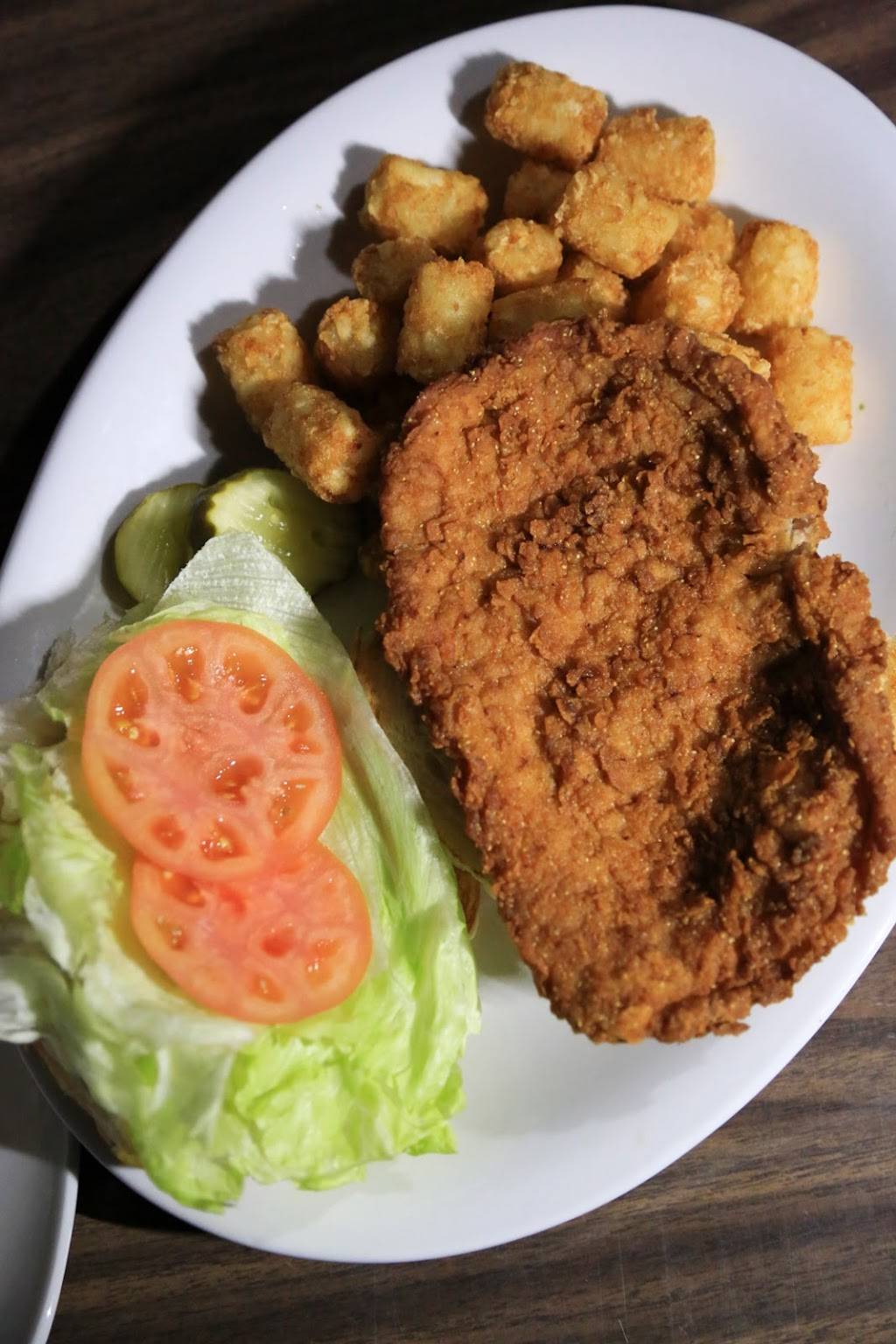 Big Lug Country Pub | restaurant | 250 W Reformatory Rd, Pendleton, IN 46064, USA | 7652219954 OR +1 765-221-9954