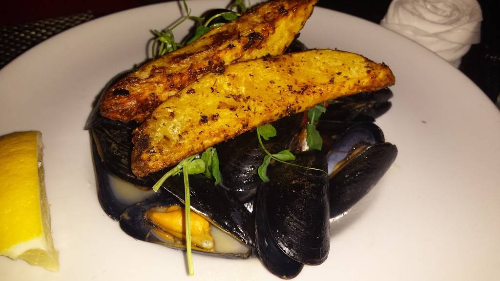 The Naked Oyster Bistro & Raw Bar | restaurant | 410 Main St, Hyannis, MA 02601, USA | 5087786500 OR +1 508-778-6500