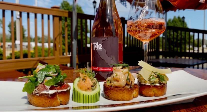 T42 | restaurant | 27W371 North Ave, Carol Stream, IL 60185, USA | 6305200593 OR +1 630-520-0593