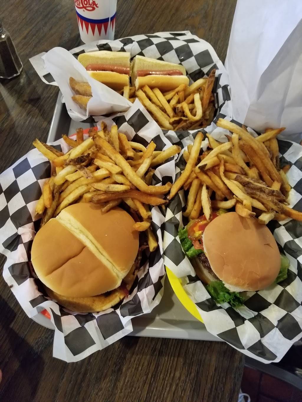 11:11 Burgers & Beignets | restaurant | 417 S Main St, Fond du Lac, WI 54935, USA | 9209336566 OR +1 920-933-6566