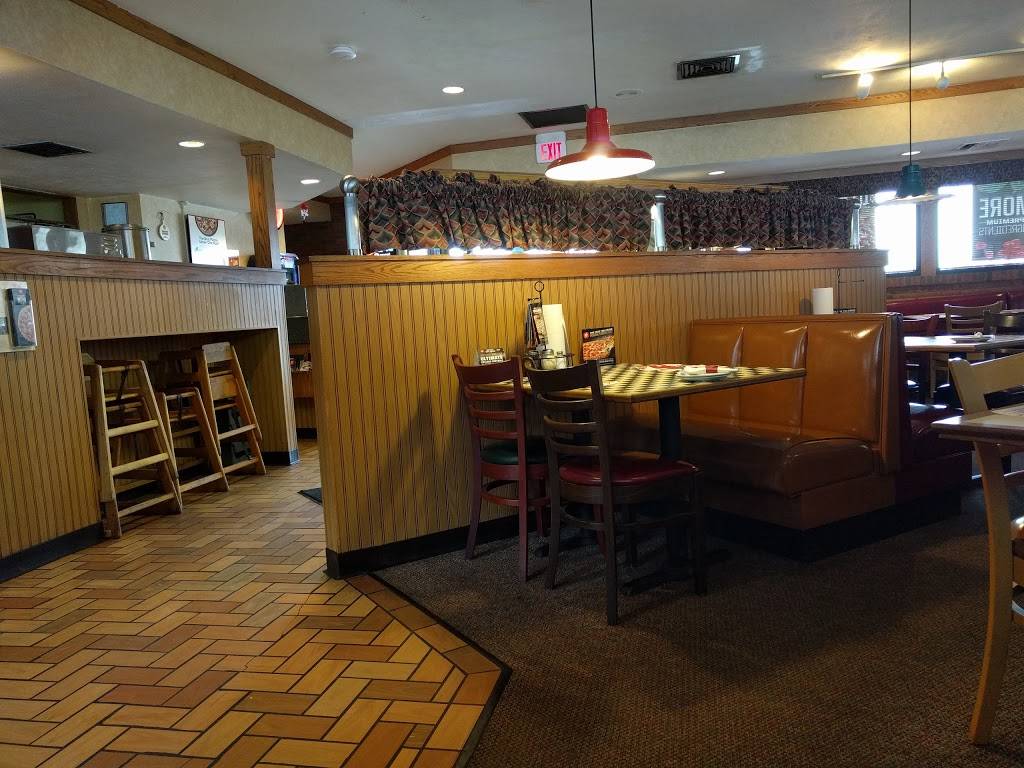 Pizza Hut | restaurant | 544 Water St, Chardon, OH 44024, USA | 4402854454 OR +1 440-285-4454