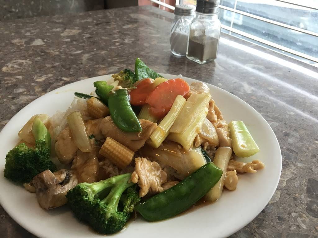 Mei Ling Chinese Food | restaurant | 15005 Yonge St, Aurora, ON L4G 1M5, Canada | 9057261218 OR +1 905-726-1218