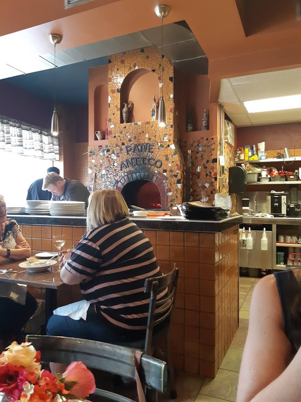 Matteos | restaurant | 125 E Main St, Welland, ON L3B 3W5, Canada | 9057322111 OR +1 905-732-2111