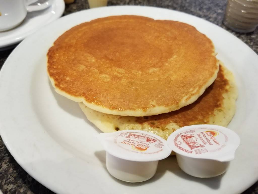 Big Top Family Restaurant | restaurant | 754 Main St E, Hamilton, ON L8M 1L1, Canada | 9055491754 OR +1 905-549-1754