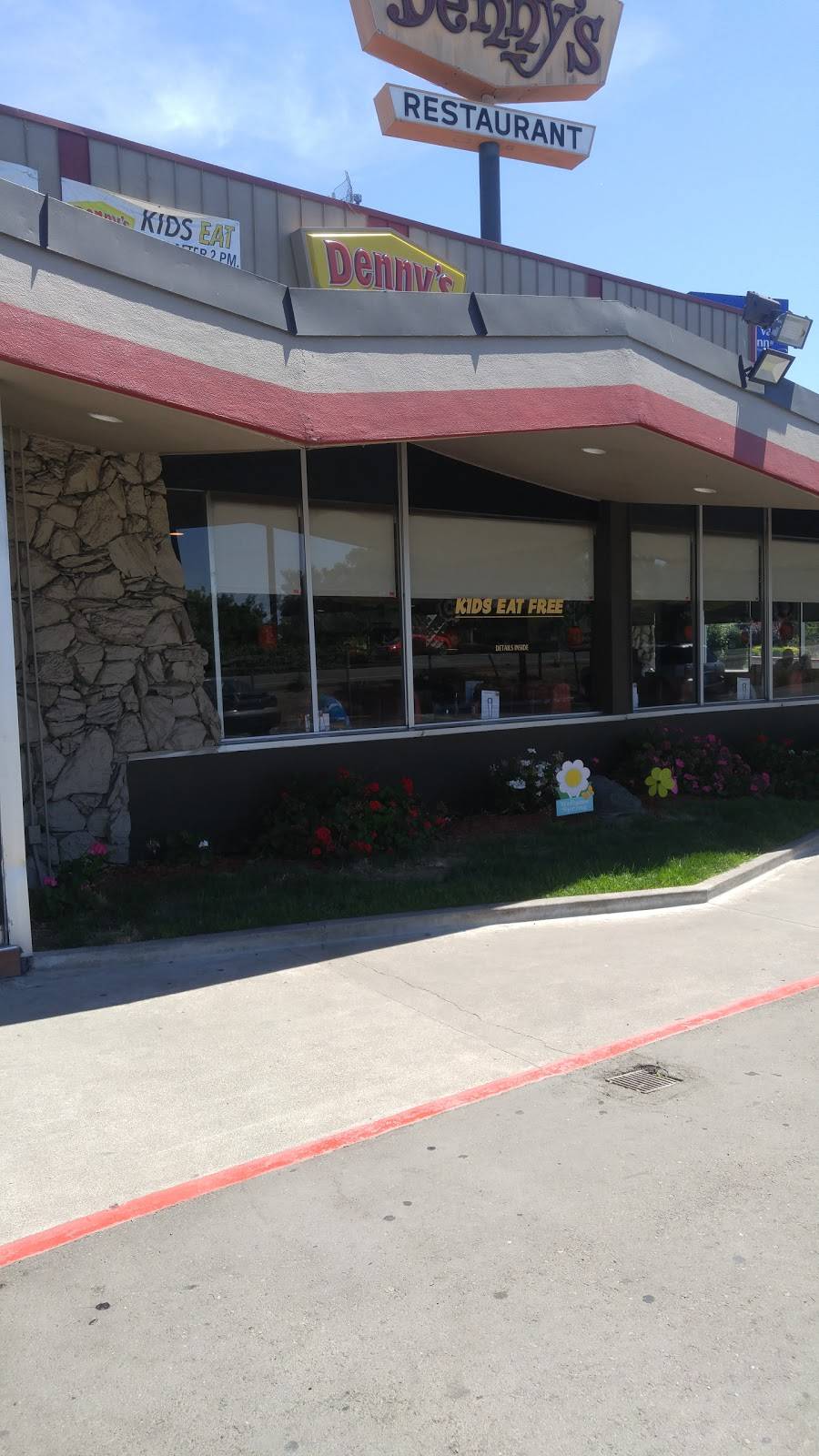 Dennys | restaurant | 3950 Waterloo Rd, Stockton, CA 95215, USA | 2099311622 OR +1 209-931-1622