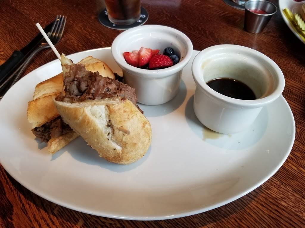 Houlihans | restaurant | 1508 S Randall Rd, Algonquin, IL 60102, USA | 8476584560 OR +1 847-658-4560