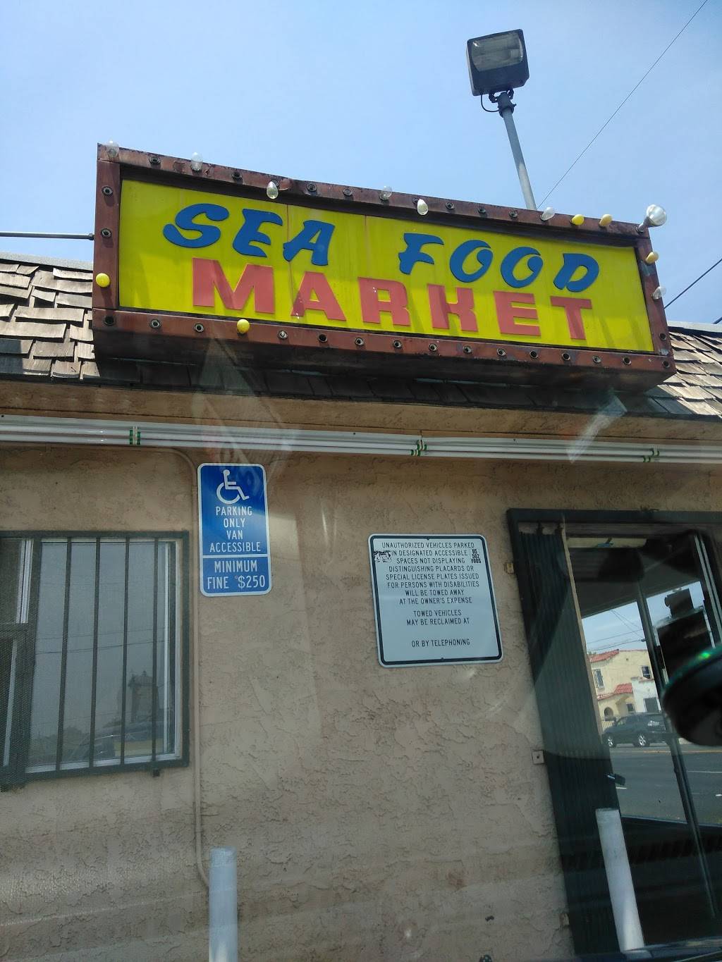 Dock & Carry Seafood | restaurant | 1026 W Century Blvd, Los Angeles, CA 90044, USA | 3237569415 OR +1 323-756-9415