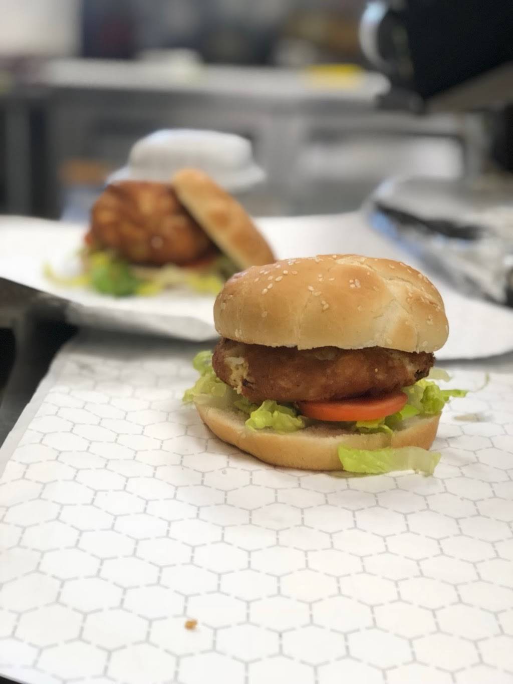 Me Moms Soulfood Cafe | restaurant | 15231 Hall Rd, Bowie, MD 20721, USA | 3013831137 OR +1 301-383-1137