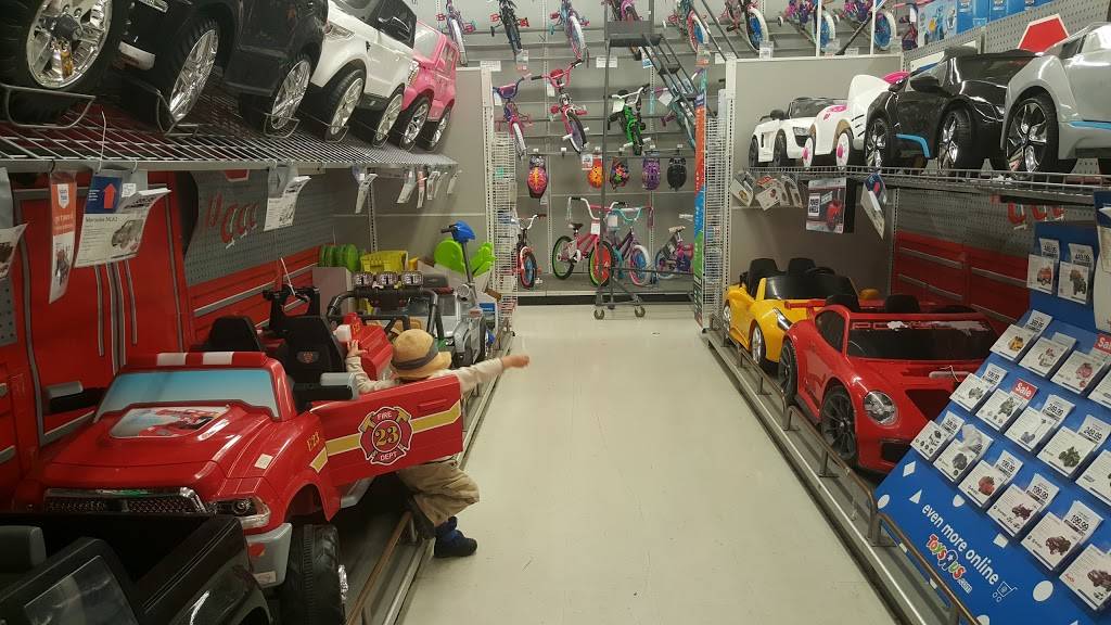 Roscoe Square | shopping mall | 3330 N Western Ave, Chicago, IL 60618, USA | 6306452800 OR +1 630-645-2800