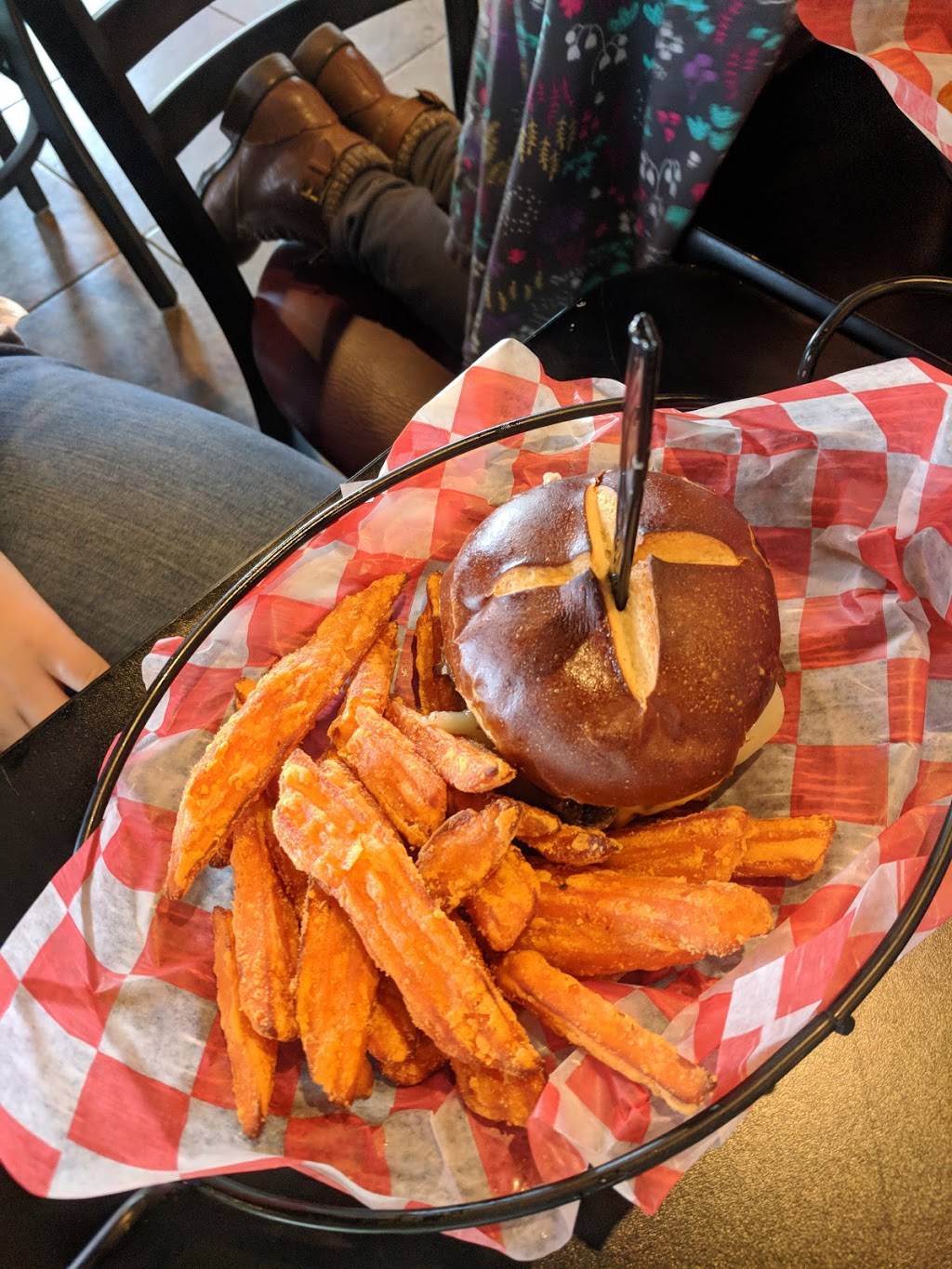 Cabaret Sports Bar & Grille | restaurant | 2785 N Ankeny Blvd, Ankeny, IA 50023, USA | 5159655481 OR +1 515-965-5481