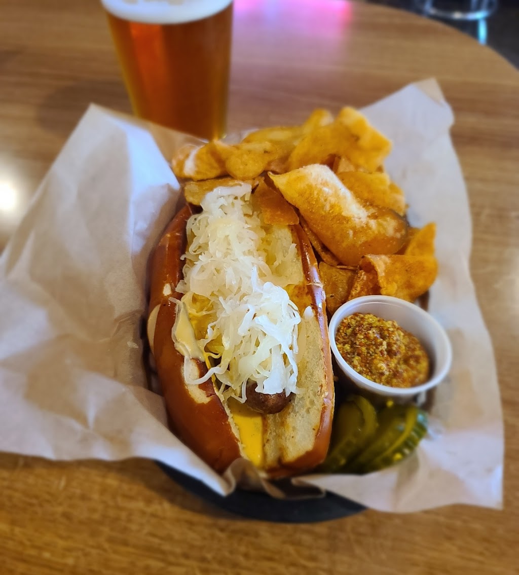 Magoos on the Mound | restaurant | 5841 W Bluemound Rd, Milwaukee, WI 53213, USA | 4148376125 OR +1 414-837-6125