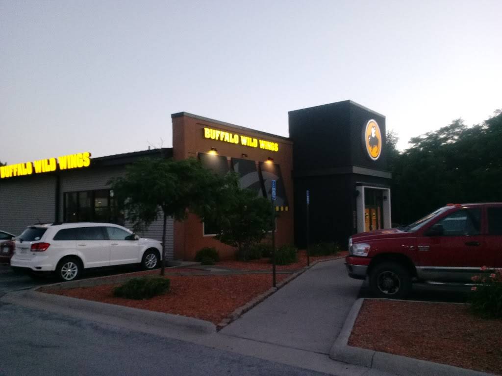 Buffalo Wild Wings | meal takeaway | 2608 2nd Ave, Muscatine, IA 52761, USA | 5632630285 OR +1 563-263-0285