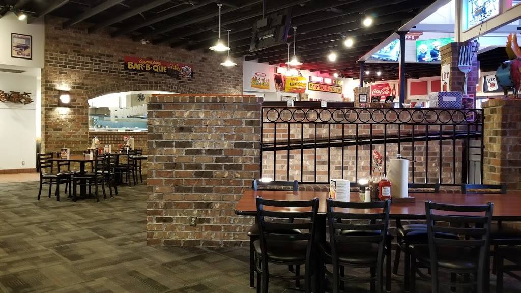 Famous Daves Bar-B-Que | restaurant | 2581 Packerland Dr, Green Bay, WI 54313, USA | 9208571267 OR +1 920-857-1267
