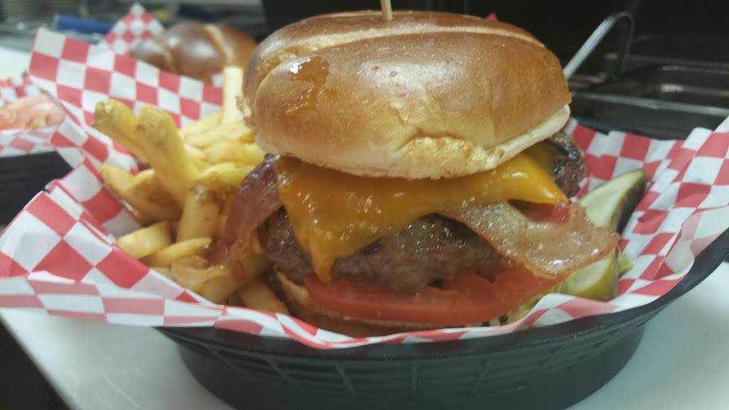 Nikos Pointers Saloon | restaurant | 106 S State St, Marengo, IL 60152, USA | 8155687955 OR +1 815-568-7955