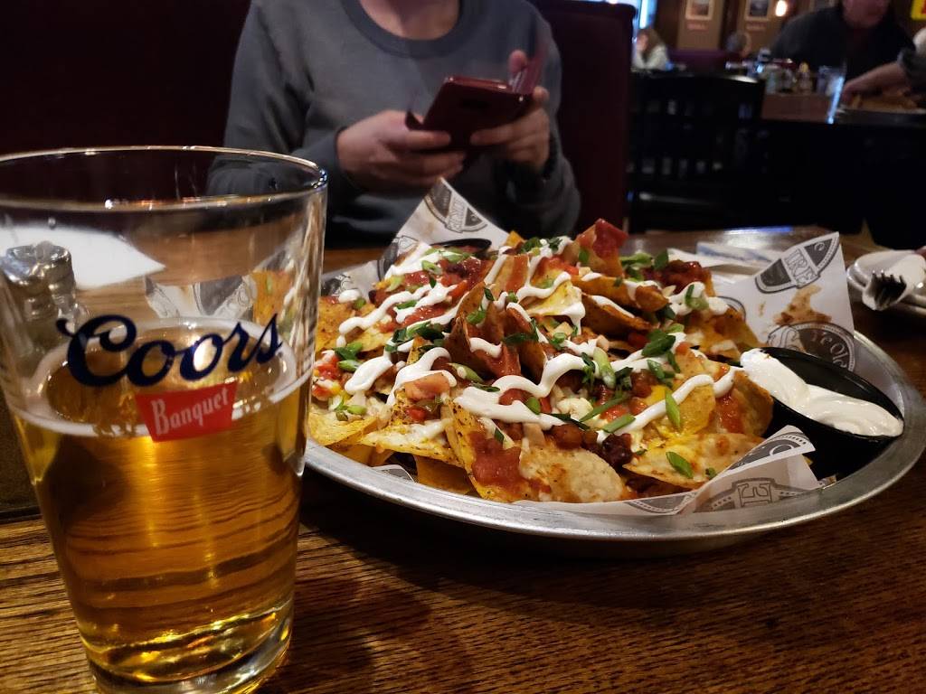 Ye Olde Squire | restaurant | 550 Fennell Ave E, Hamilton, ON L8V 1S9, Canada | 9053887770 OR +1 905-388-7770