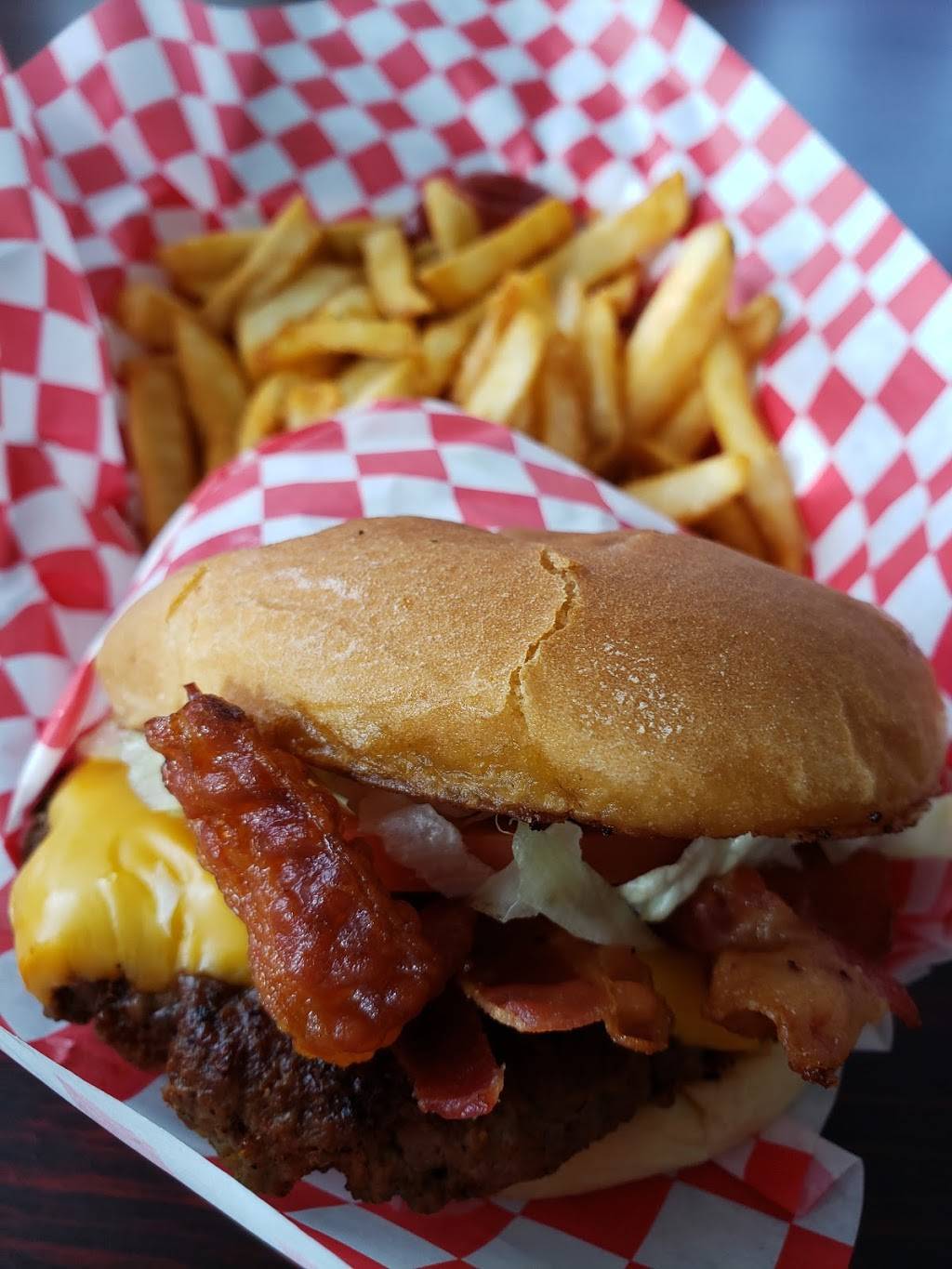 World Class Cheeseburgers | restaurant | Dogwood Plaza, 15951, Wells Hwy, Seneca, SC 29678, USA | 8648888995 OR +1 864-888-8995