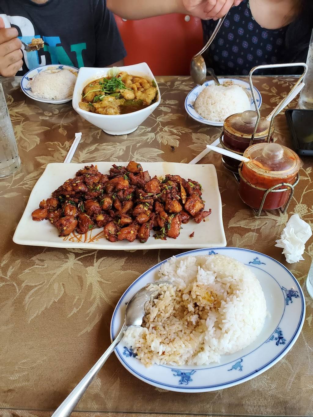 Wahaha Express | restaurant | 801 S Broadway, Edmond, OK 73034, USA | 4052858888 OR +1 405-285-8888