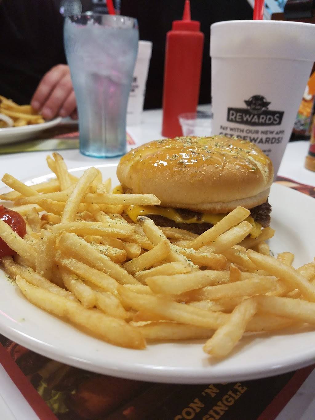 Steak n Shake | restaurant | 40 Town Center Cir, Sanford, FL 32771, USA | 4073288300 OR +1 407-328-8300