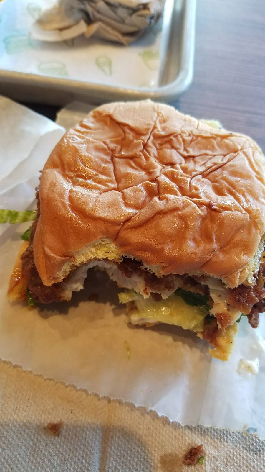 Shake Shack | restaurant | 2090 Mall Walk, Yonkers, NY 10704, USA | 9142891301 OR +1 914-289-1301